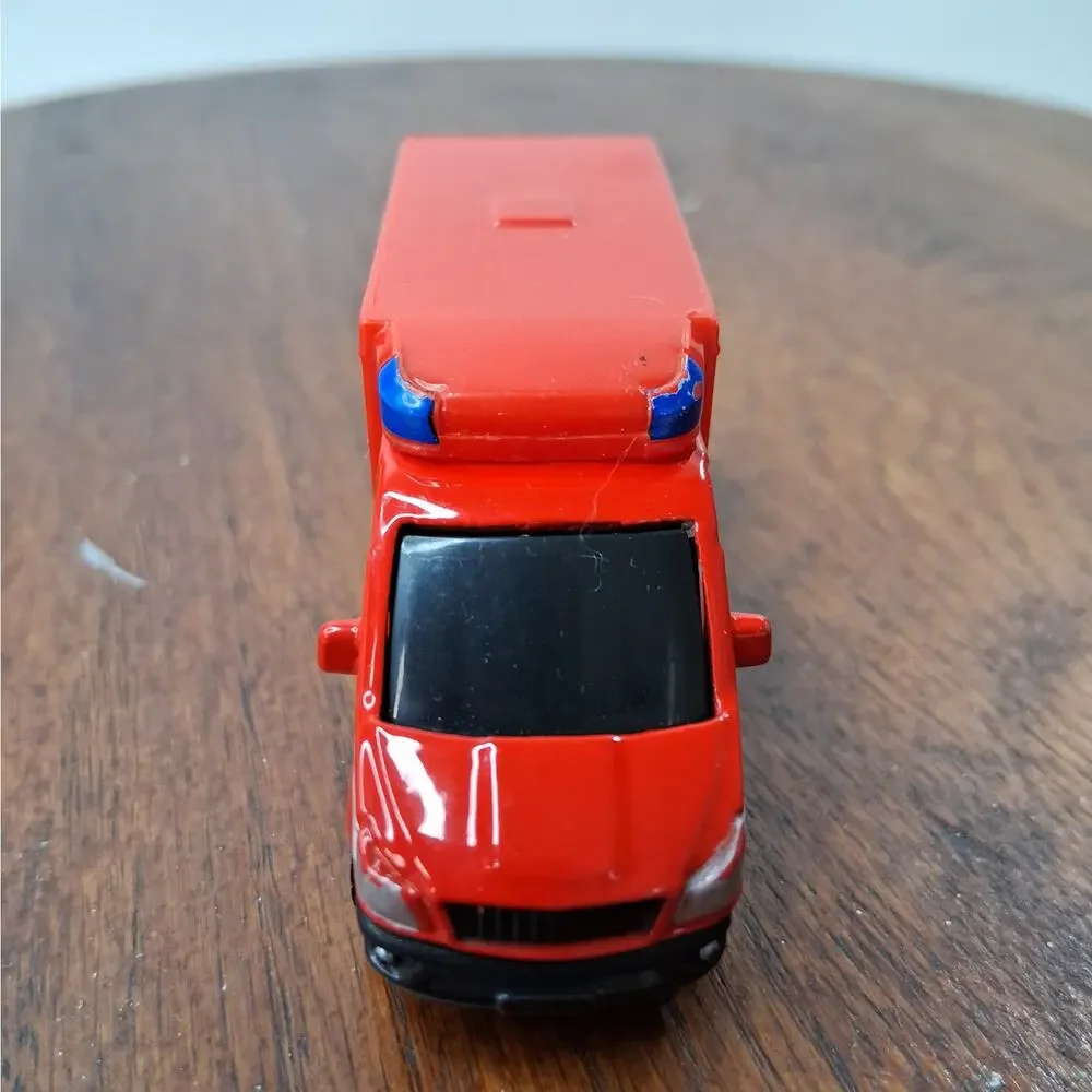 Maisto Adventure Force 1:64 Scale Toy Eastvale‎ Fire & Rescue Ambulance Red